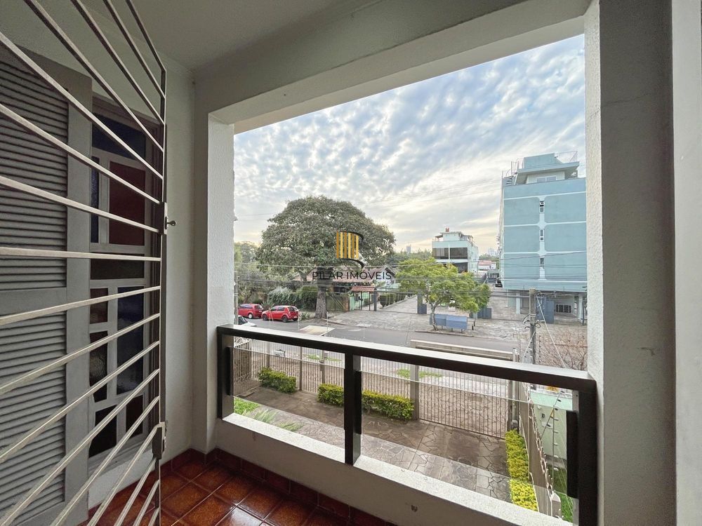 Casa ampla com piscina, adega, quiosque com churrasqueira e casa nos fundos (edícula).