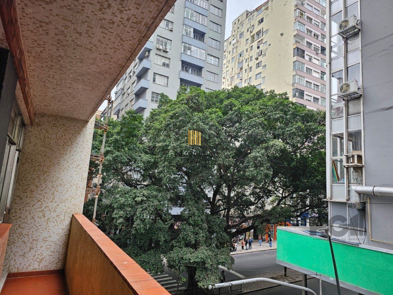 MEGA APARTAMENTO DE 169M² ,  COM SACADA, 3 DORMITÓRIOS, NO CENTRO DE PORTO ALEGRE -RS