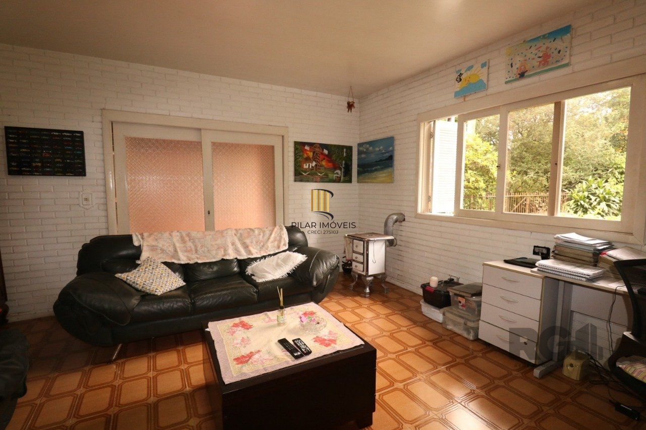 Casa com 2 quartos, vaga de garagem, churrasqueira, com 200m² privativos no centro de Esteio/RS