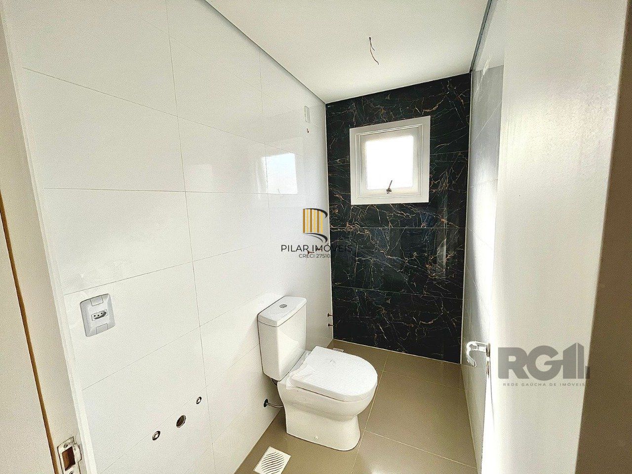 casa 3 dormitórios  1 suíte, 2 vagas, condomínio com piscina 240,22m² privativos no Bairro Vila Nova Porto Alegre/RS