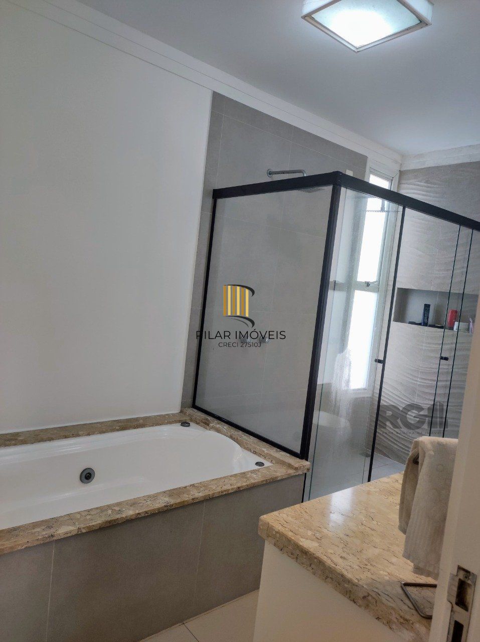 casa em condomínio com 3 suítes, sala, cozinha, lareira, churrasqueira, piscina aquecida