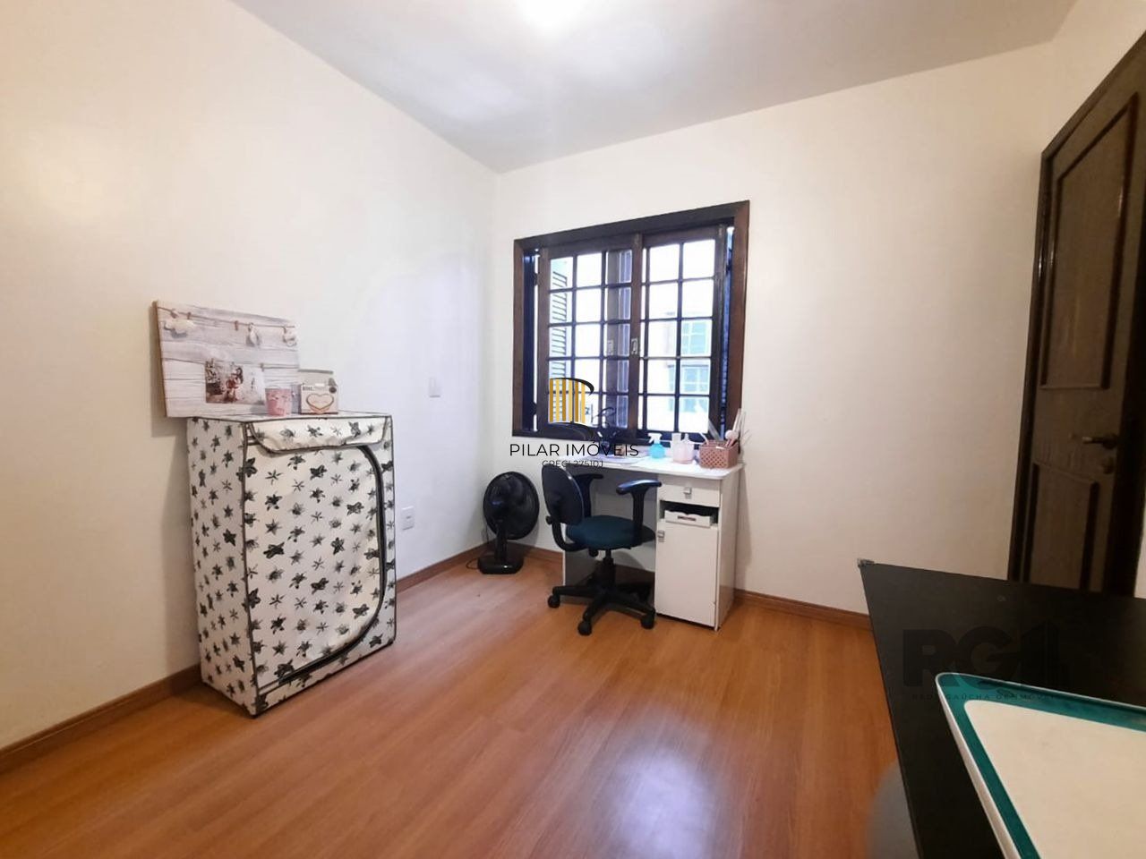 casa em condomínio com 3 dormitórios, sendo 1 suíte e vaga para dois carros no bairro Tristeza