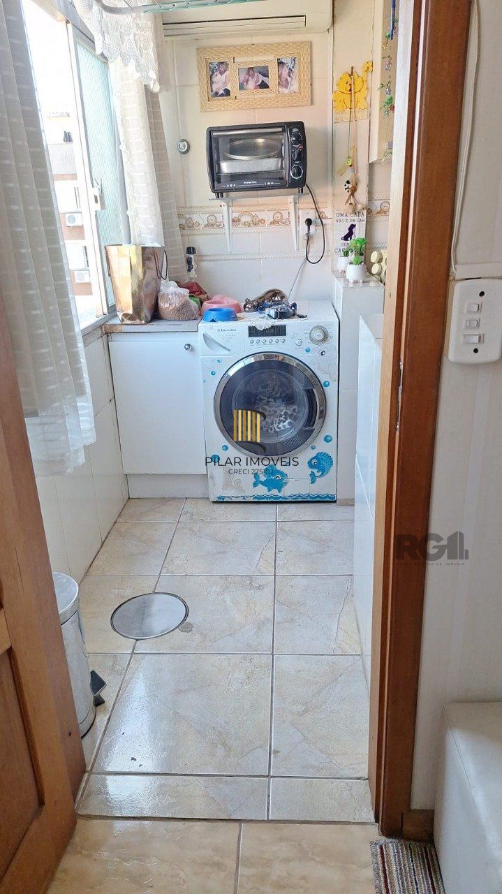 APARTAMENTO 2 DORMITORIOS, GARAGEM COBERTA, DEPEDENCIA DE EMPREGADA, TERCEIRO ANDAR NO PASSO DA AREIA, PORTO ALEGRE RS