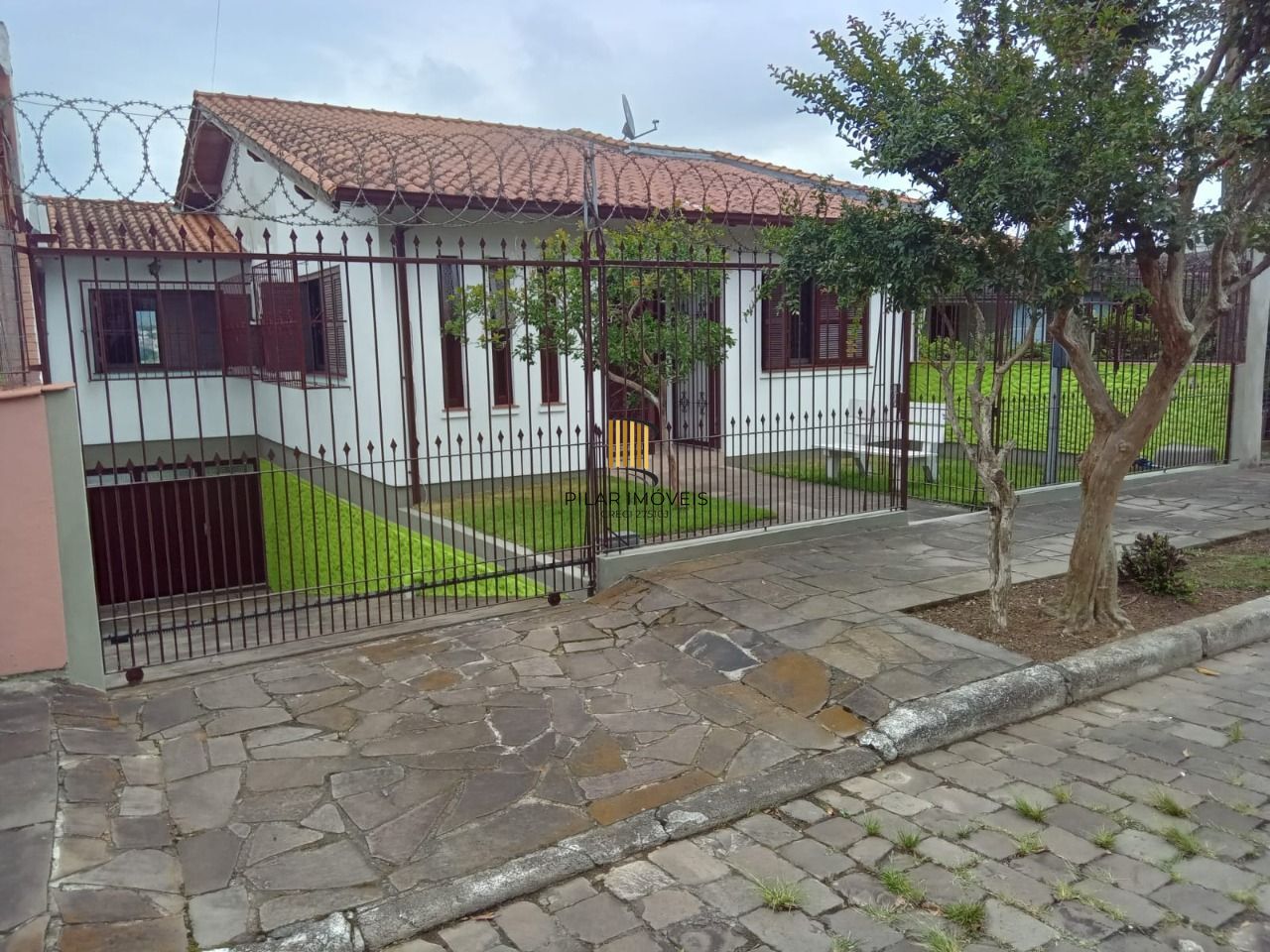 Casa com 3 dormitórios , 2 vagas de garagem fechada !