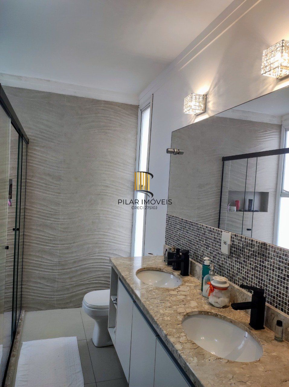 casa em condomínio com 3 suítes, sala, cozinha, lareira, churrasqueira, piscina aquecida