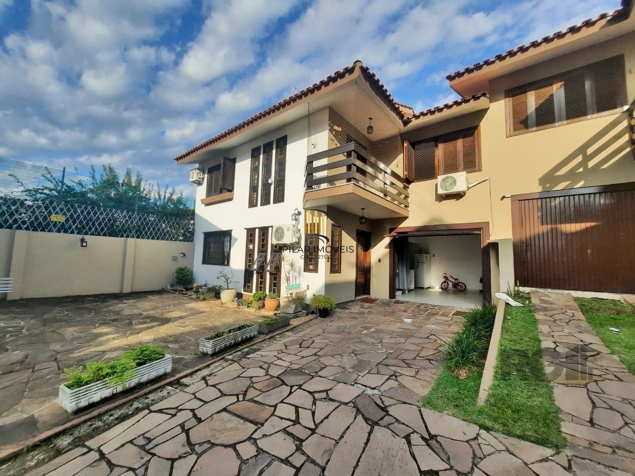 casa em condomínio com 3 dormitórios, sendo 1 suíte e vaga para dois carros no bairro Tristeza