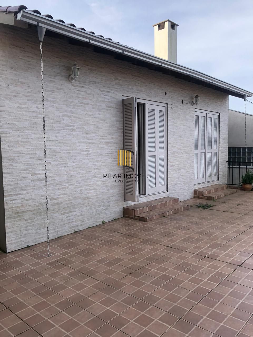 CASA 03 dormitórios, 01 suíte, terraço, pátio, garagens cobertas na VILA NOVA - ótima localização
