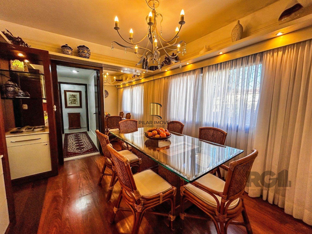 Casa 3 dormitórios, suíte, lareira, churrasqueira,, pátio, vaga garagem com 309 m² privativos.
