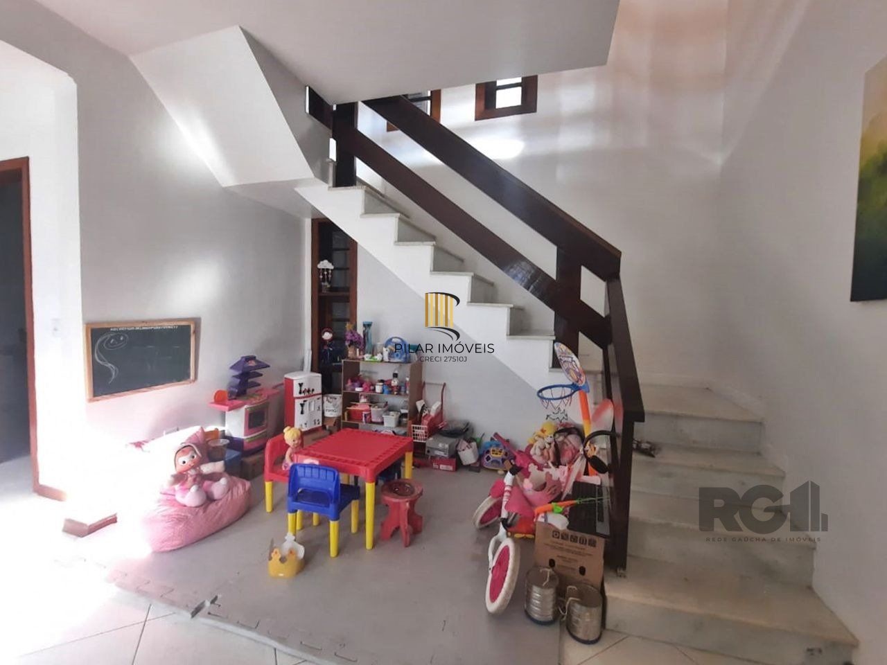 casa em condomínio com 3 dormitórios, sendo 1 suíte e vaga para dois carros no bairro Tristeza