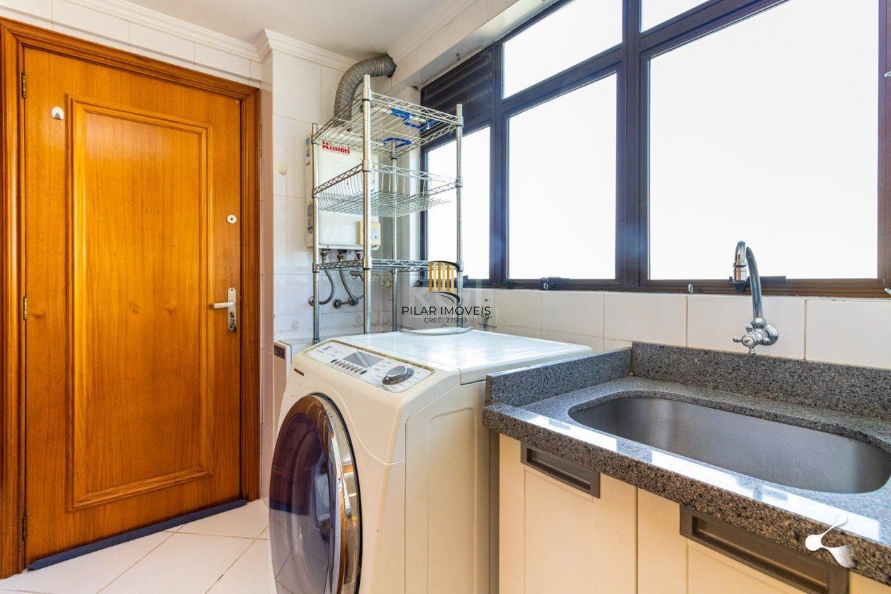 Espetacular Apto. semi mobiliado no bairro Rio Branco, Porto Alegre/RS, um por andar, 195m, andar alto, lareira, churrasqueira, 3 suites, 4 vagas