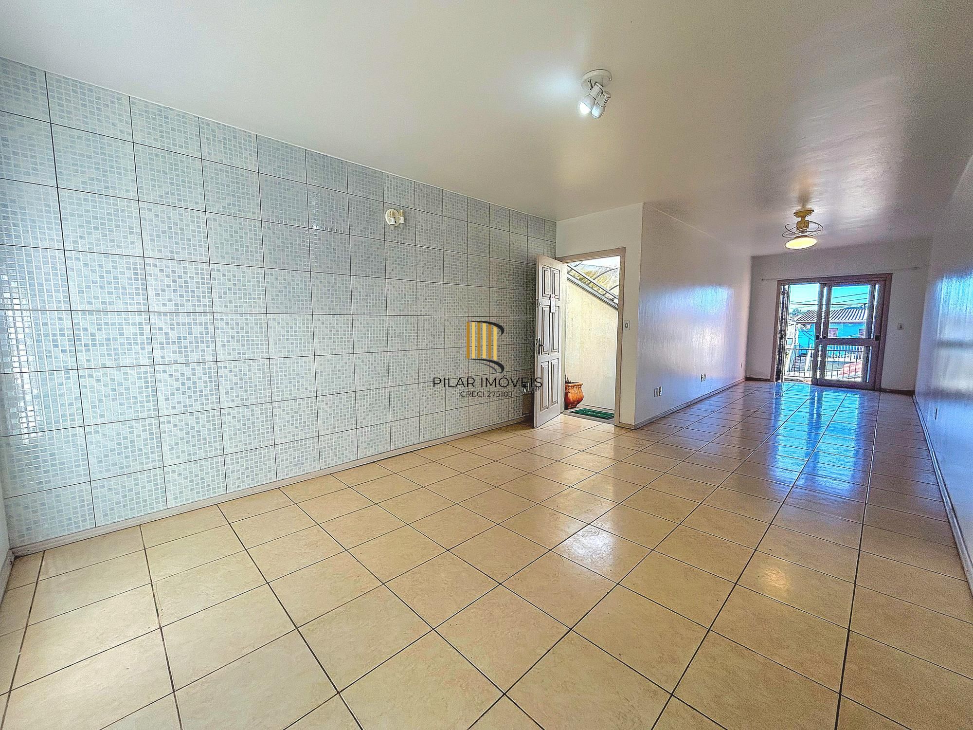 CASA 03 dormitórios, 01 suíte, terraço, pátio, garagens cobertas na VILA NOVA - ótima localização