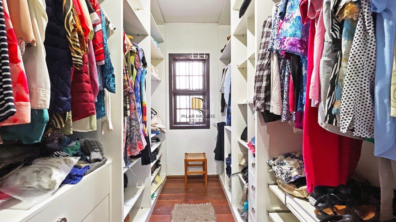 Casa 4 Suítes e 6 vagas de garagem no bairro Jardim Itu