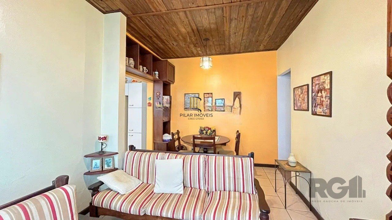 casa com 3 dormitórios, sendo 1 suíte, vaga para 4 carros, no bairro Santana