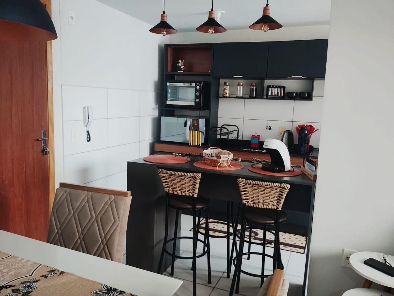 Apartamento de 2 dormitórios com vaga e portaria 24 horas !