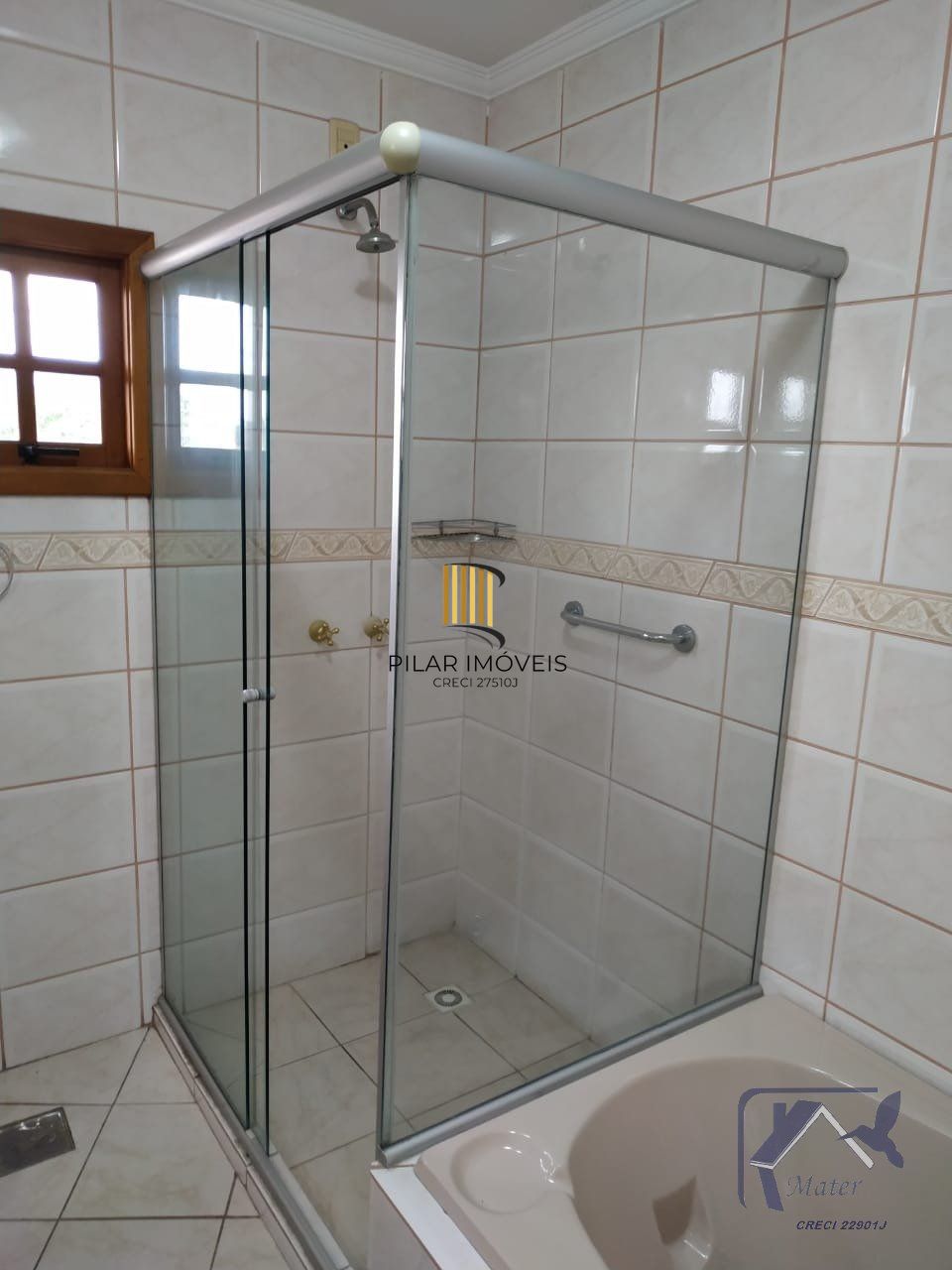 CASA COM 220m², 3 DORMITORIOS, SUITE, 4 VAGAS DE GARAGEM COBERTAS, BAIRRO IPANEMA, EM PORTO ALEGRE, RS