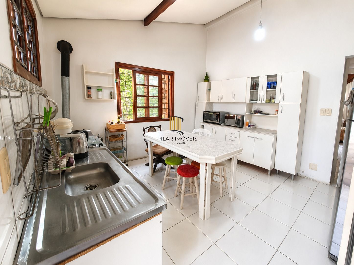 Casa 4 domitorios sendo uma suite com 6 vagas em 195m2 no bairro Guaruja.