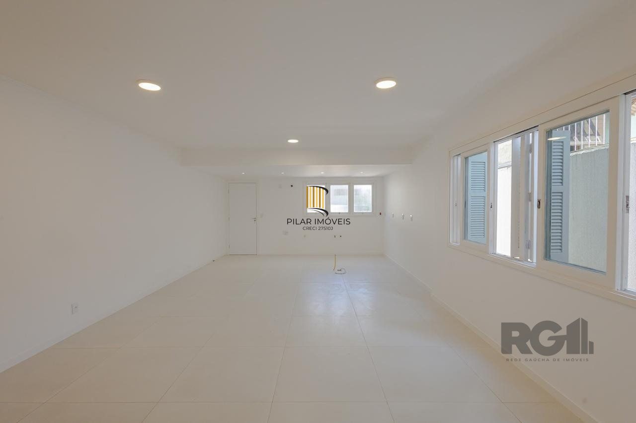 Casa de 3 dormitórios, suíte no bairro Teresópolis com 4 vagas de garagem