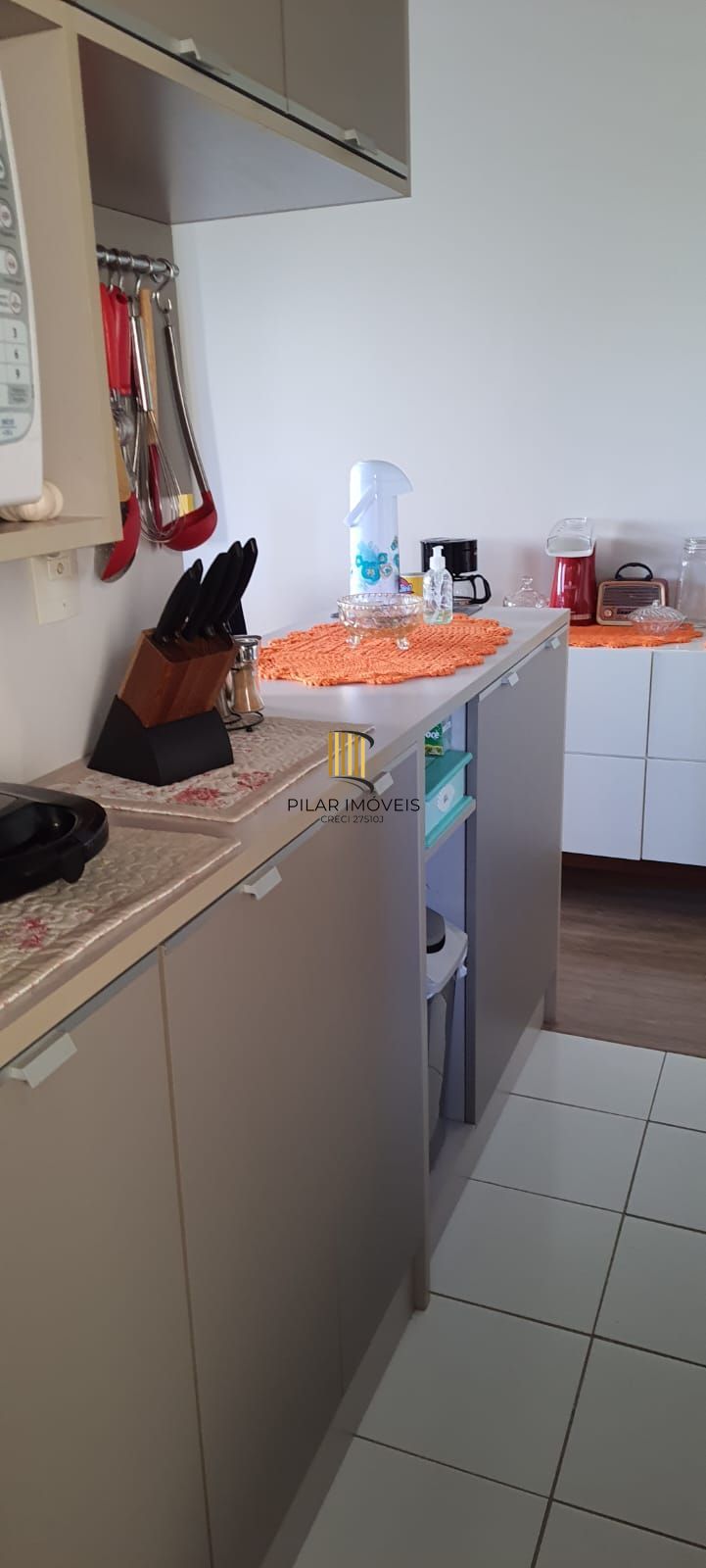 Apartamento com 03 dormitórios (01 suíte), 01 vaga no bairro Morro Santana