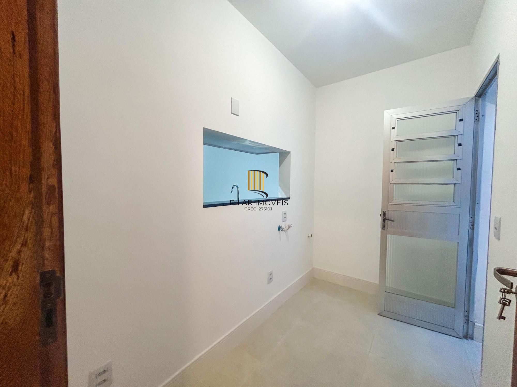 Apartamento de 1 dormitório, suíte ampla, semimobiliado, com pátio privativo no bairro Mont Serrat.