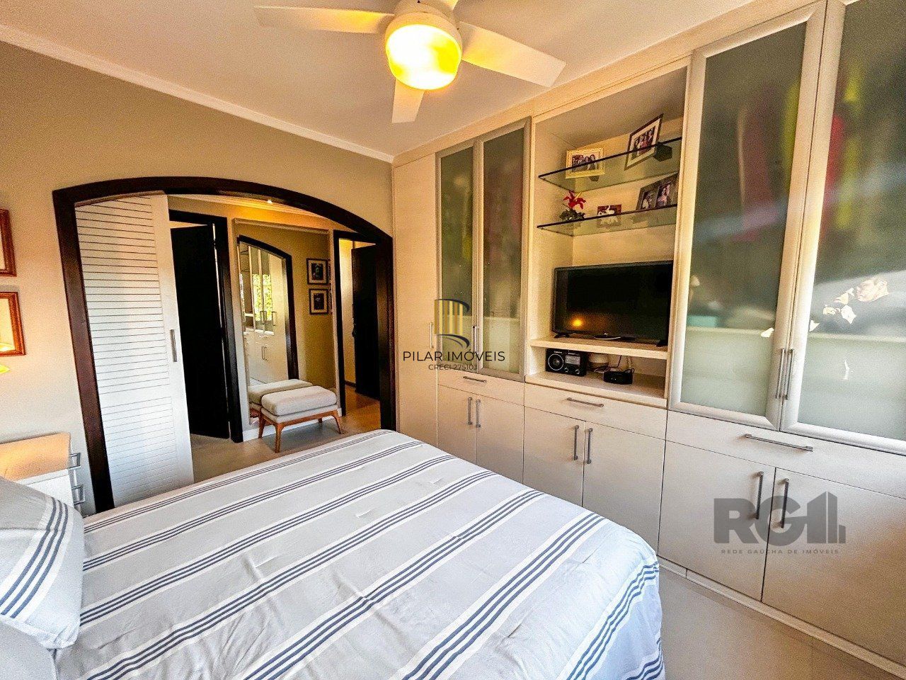 Casa 3 dormitórios, suíte, lareira, churrasqueira,, pátio, vaga garagem com 309 m² privativos.