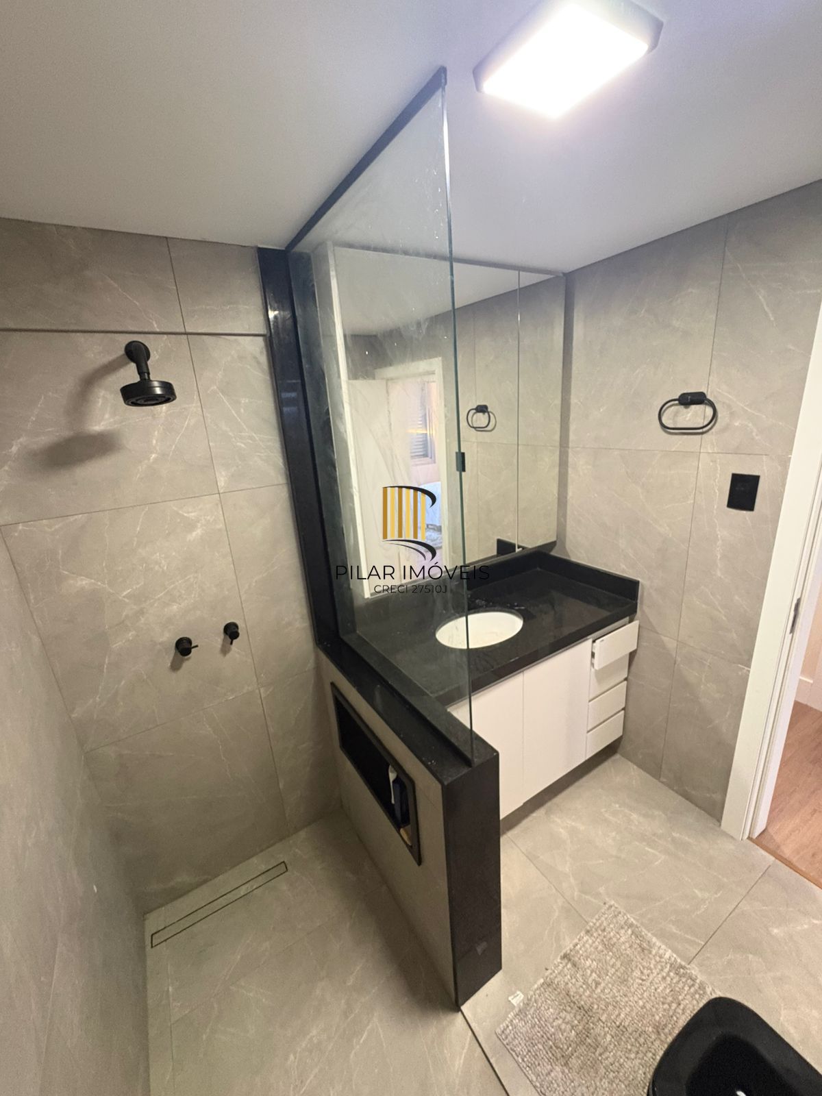 Apartamento com 02 quartos (01 suíte) no Bairro Cidade Baixa em Porto Alegre