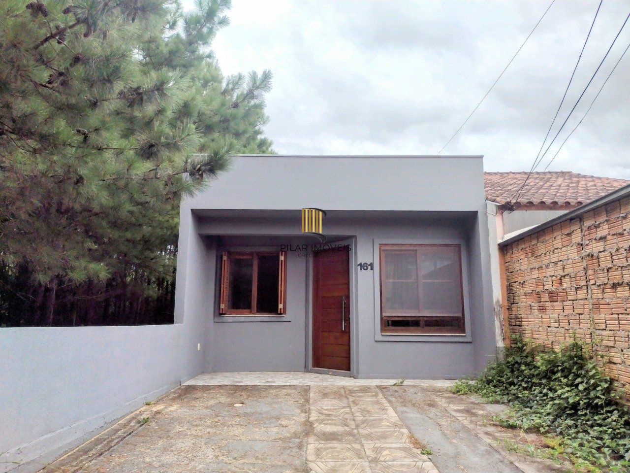 CASA TÉRREA - 2 DORMITÓRIOS, ÁREA COBERTA COM CHURRASQUEIRA , TERRAÇO - 02 VAGAS