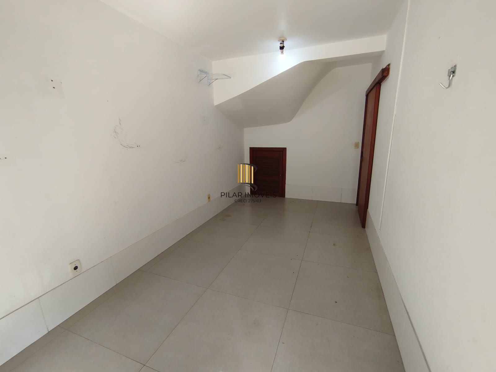 Casa com 03 quartos e 01 vaga no Bairro Cristal