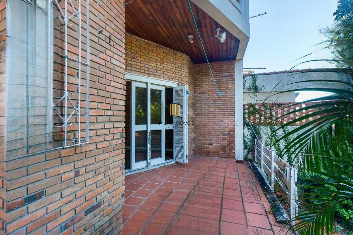 Casa 3 dormitorio com 230m2 pátio com piscina no bairro Itu Sabará