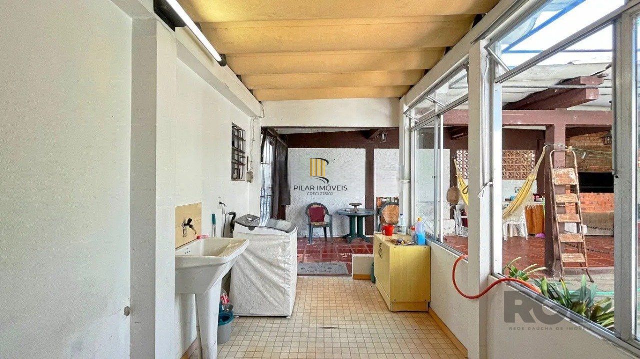 casa com 3 dormitórios, sendo 1 suíte, vaga para 4 carros, no bairro Santana