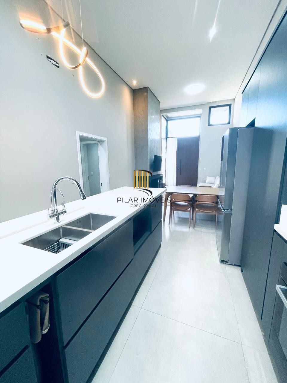 CASA EM CONDOMINIO TÉRREA,  3 SUÍTES 4 VAGAS DE GARAGEM, EM GRAVATAI RS