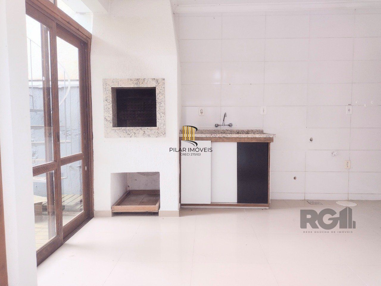 CASA TÉRREA - 2 DORMITÓRIOS, ÁREA COBERTA COM CHURRASQUEIRA , TERRAÇO - 02 VAGAS