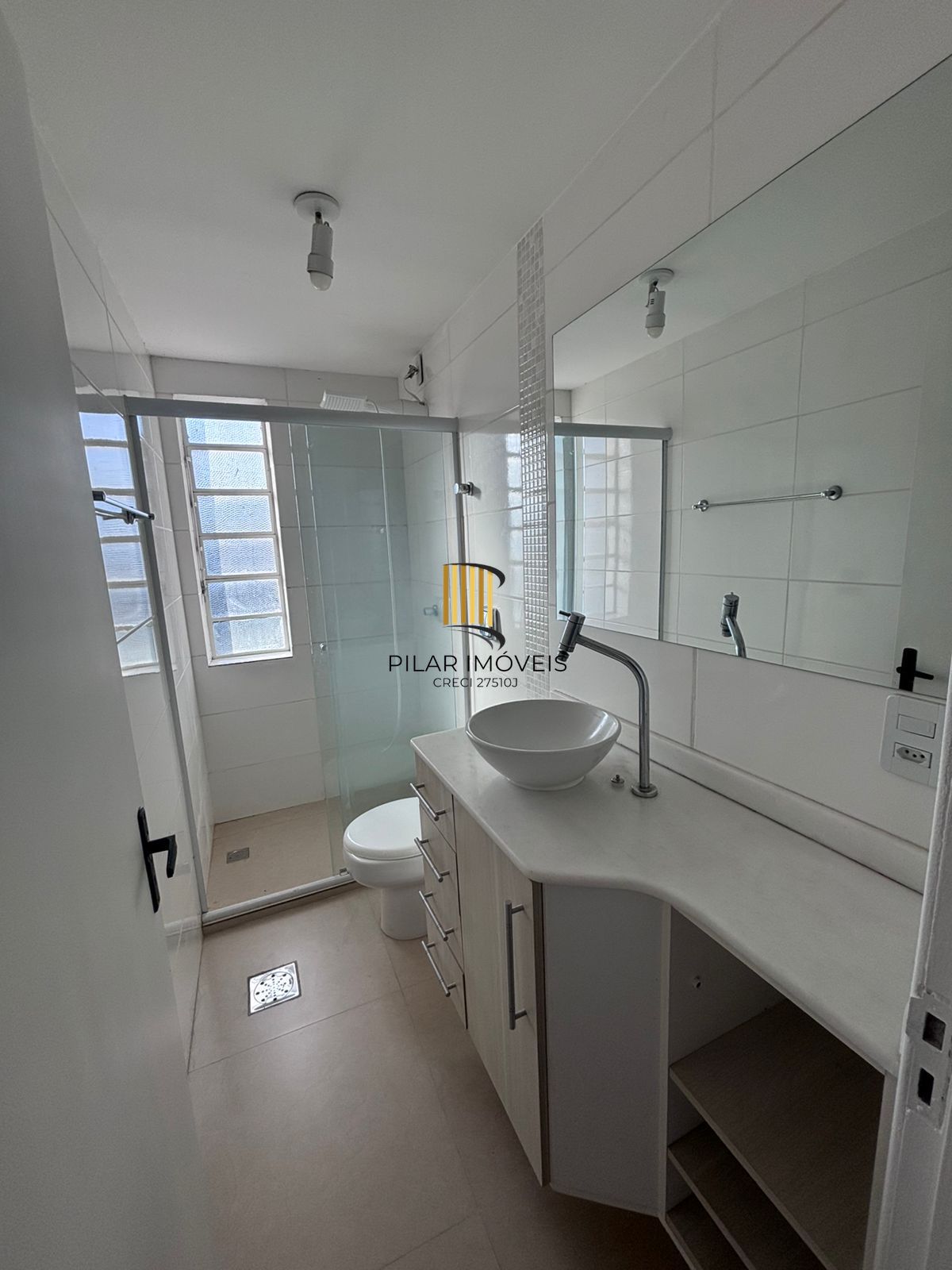 Apartamento de 2 dormitórios reformado com garagem escriturada fechada ,área privativa de 60,65