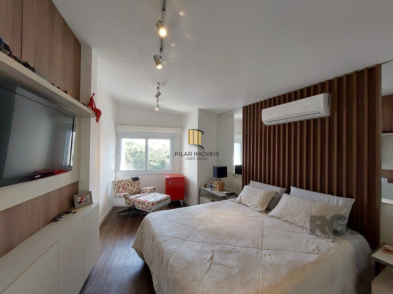 Casa para Venda - 296m², 3 dormitórios, sendo 1 suites, 3 vagas - Vila Nova, Porto Alegre