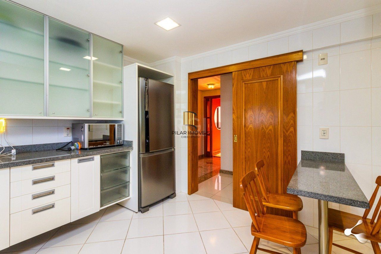 Espetacular Apto. semi mobiliado no bairro Rio Branco, Porto Alegre/RS, um por andar, 195m, andar alto, lareira, churrasqueira, 3 suites, 4 vagas