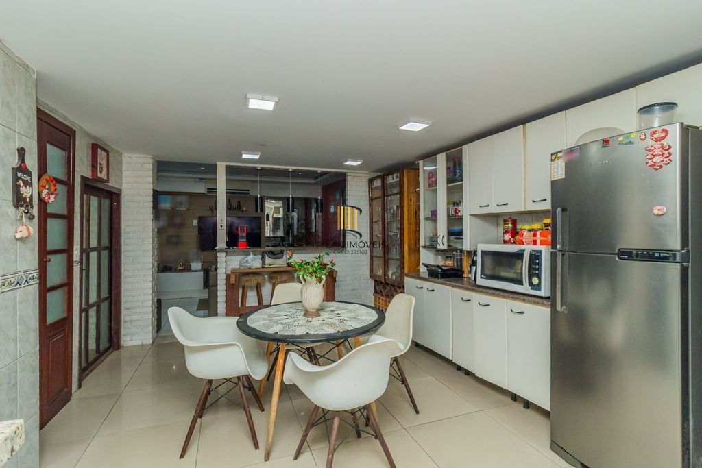 CASA 03 dormitórios, 2 suítes,  216m² privativos  com piscina no BAIRRO MEDIANEIRA