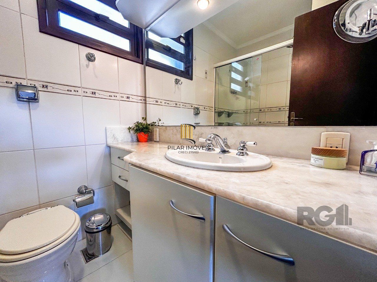 Casa 3 dormitórios, suíte, lareira, churrasqueira,, pátio, vaga garagem com 309 m² privativos.