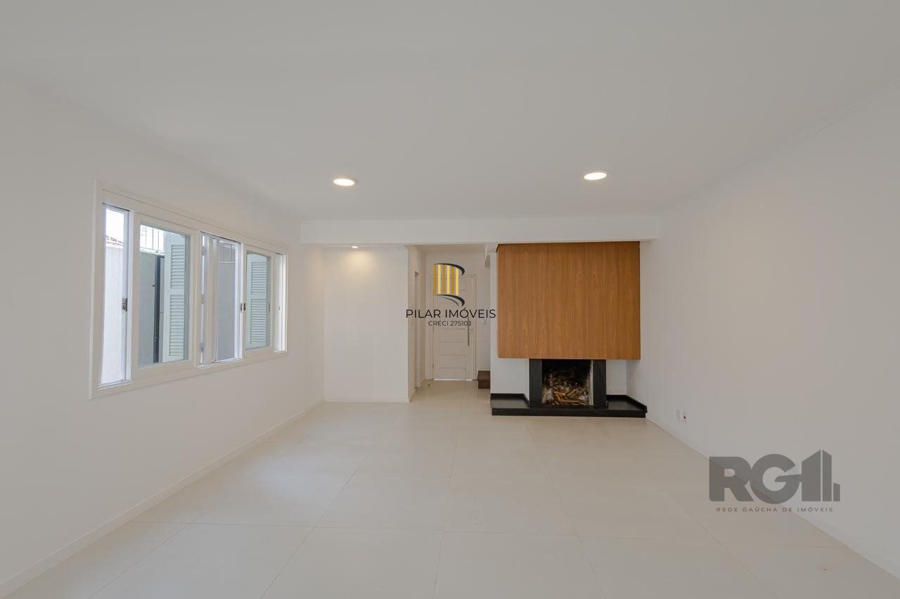 Casa de 3 dormitórios, suíte no bairro Teresópolis com 4 vagas de garagem