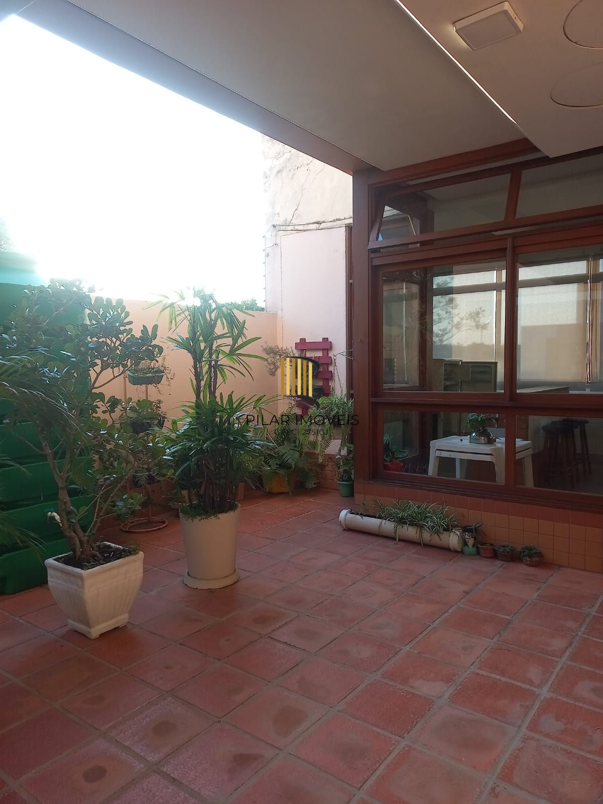 Apartamento 2 dormitórios, lareira, churrasqueira, 1 vaga de garagem escriturada, no Bairro Tristeza em Porto Alegre/RS