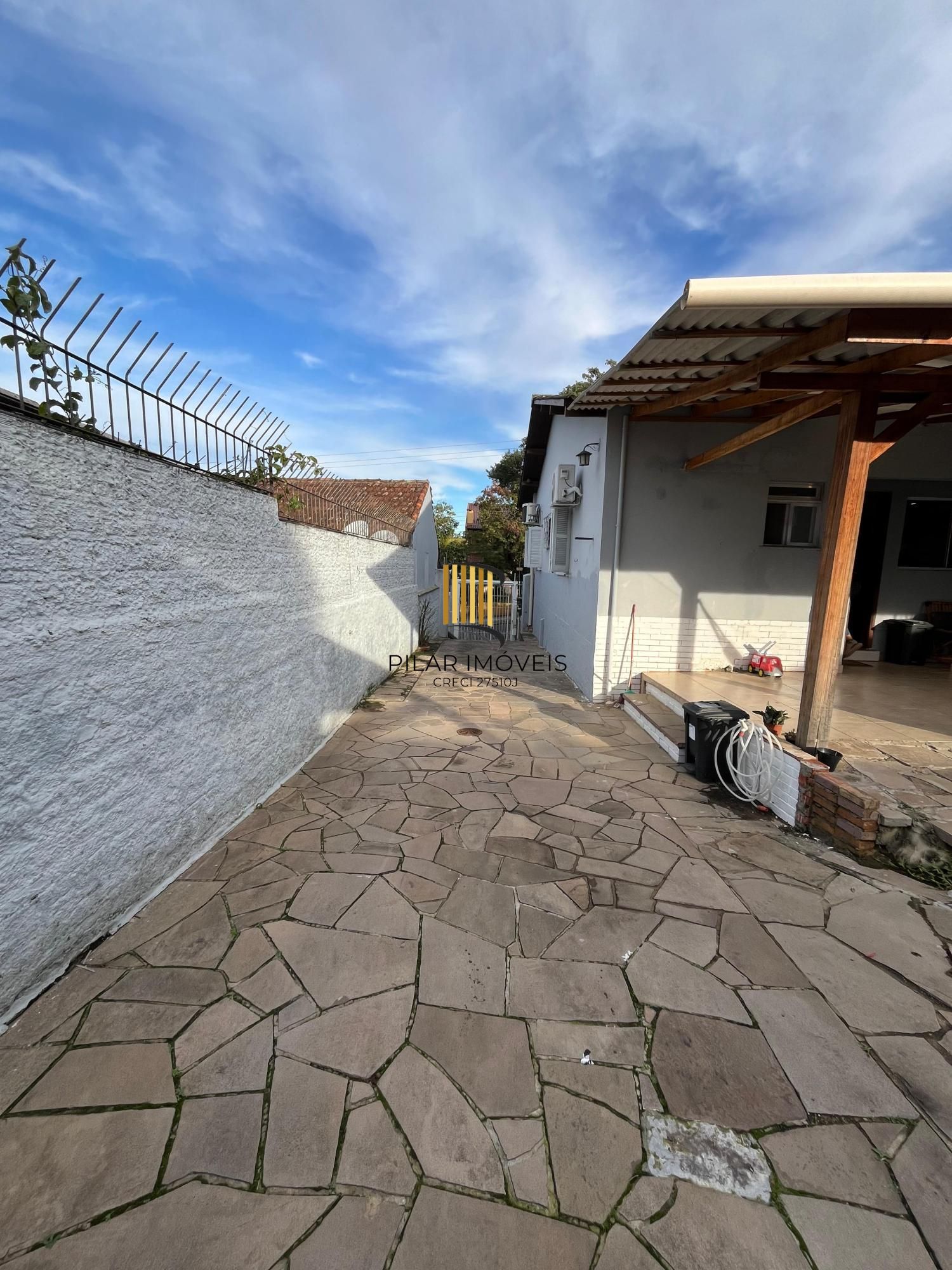 Casa térrea com 02 quartos (01 suíte), garagem coberta para 02 carros