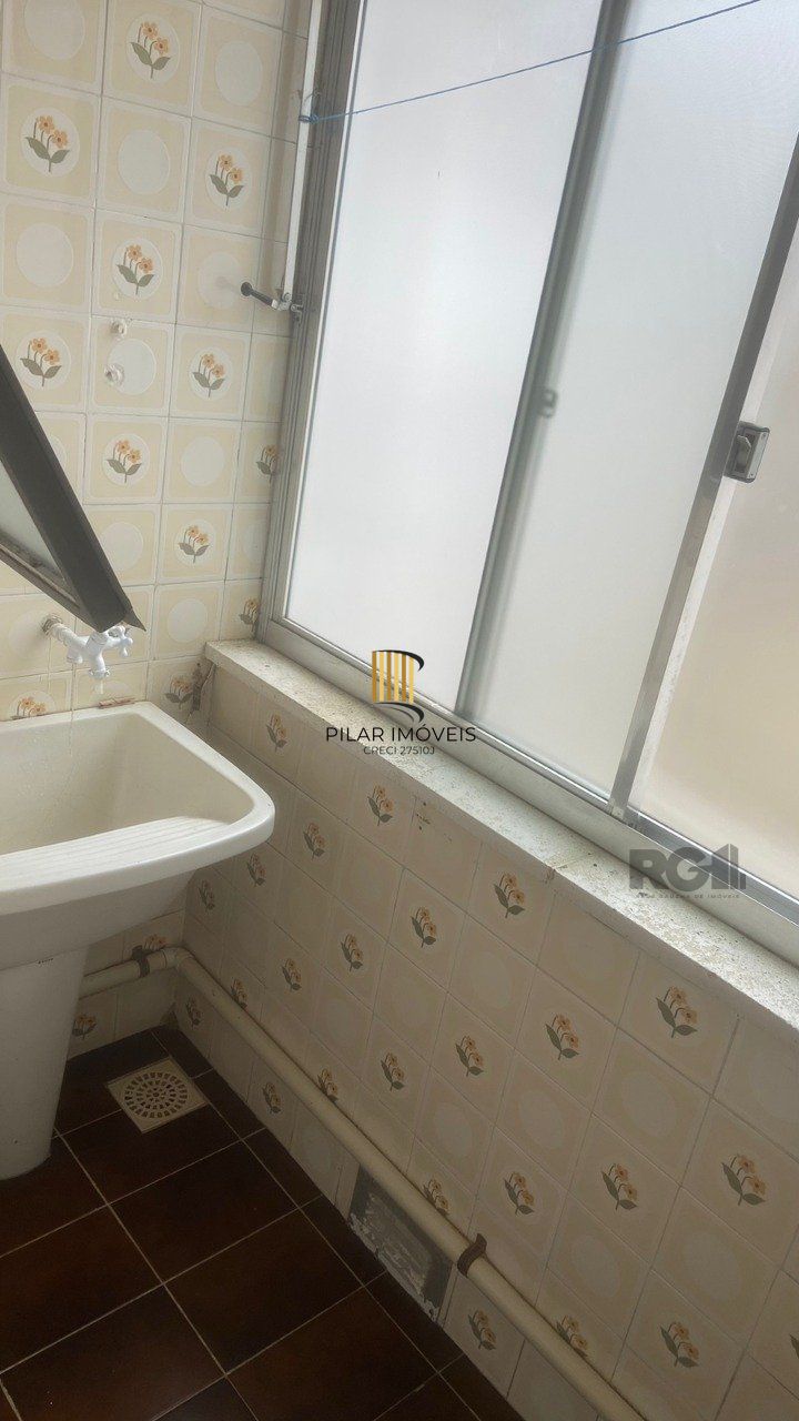 Apartamento de 2 dormitórios, sala, cozinha, banheiro, área de serviço com vaga de garagem escriturada e coberta