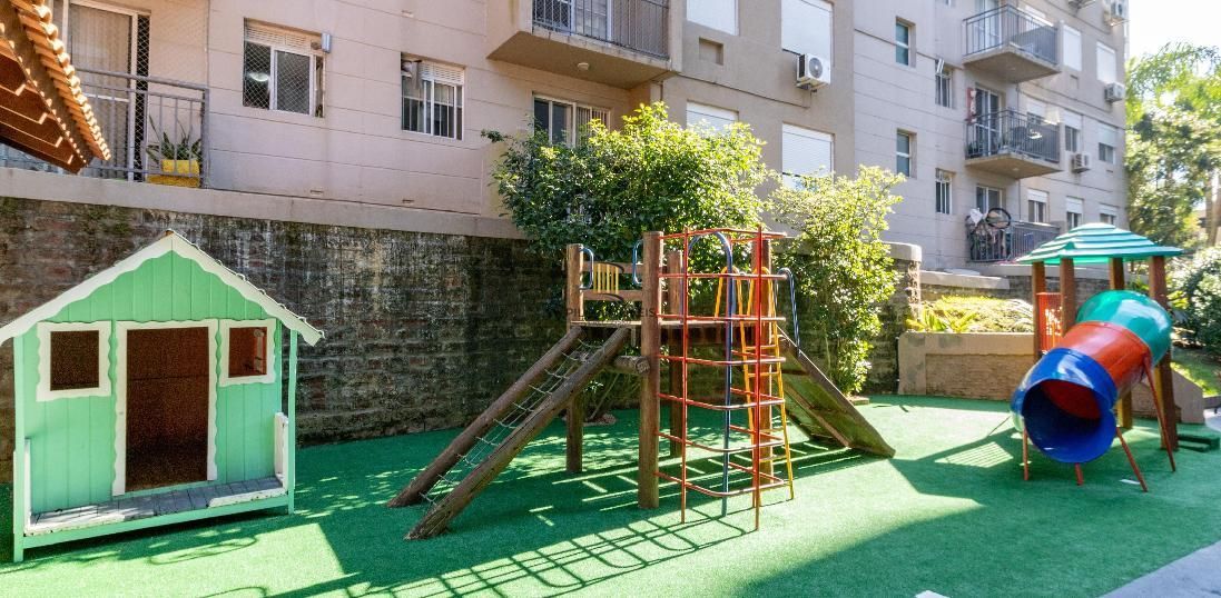 Apartamento com 03 quartos e 01 vaga escriturada no Bairro Camaquã