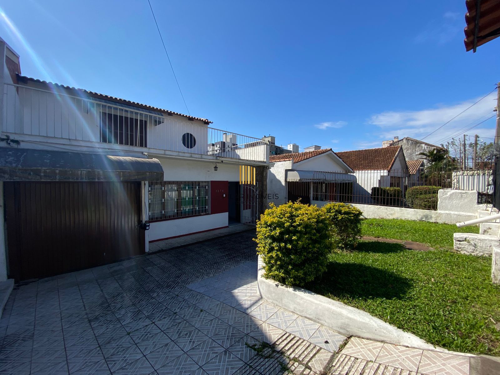 Casa de (3)três quartos, sendo uma suíte com duas vagas de garagem.