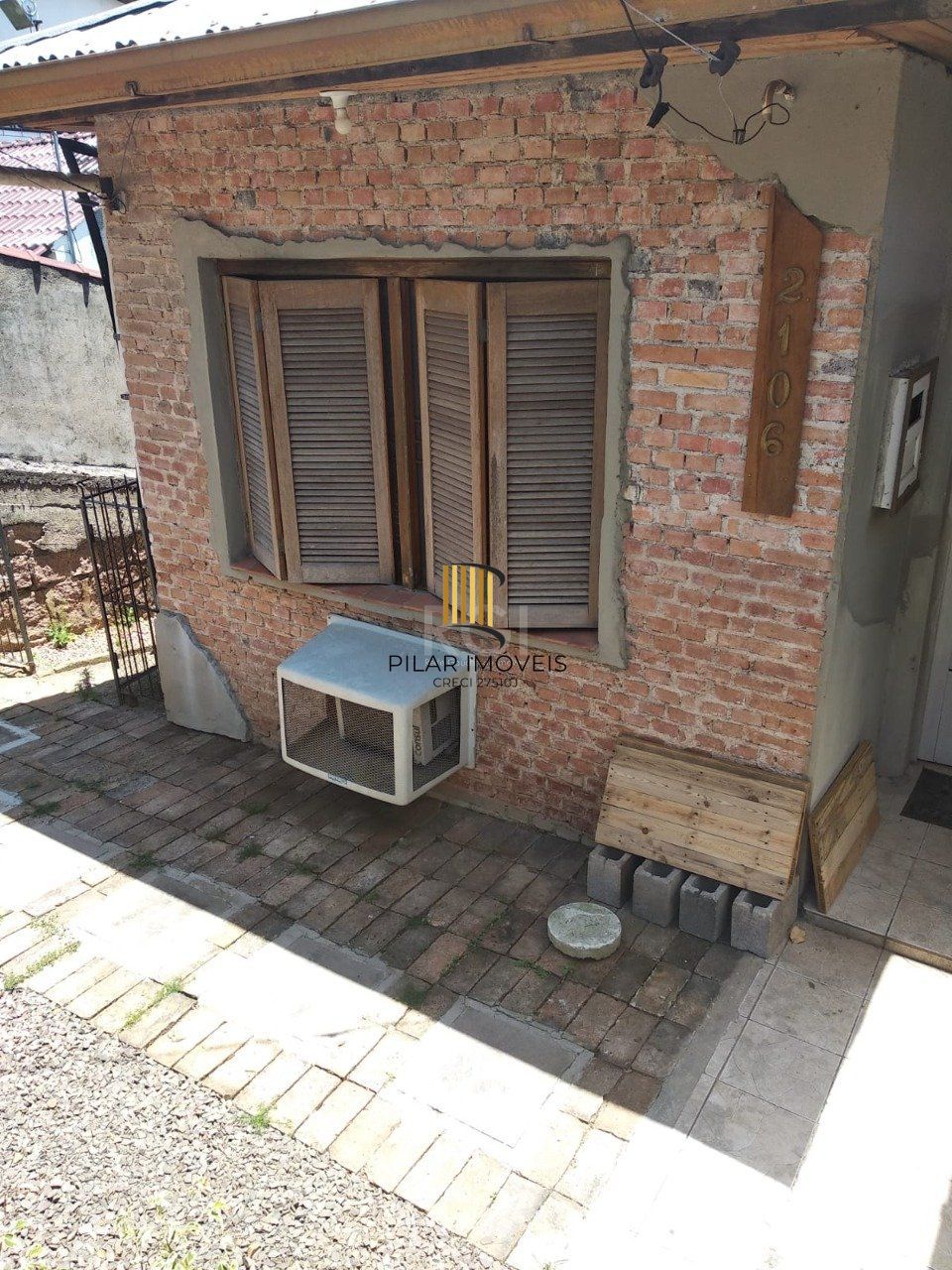Casa 2 dormitórios, sala, banheiro garagem coberta, terreno 694m² bairro Camaquã, Porto Alegre/RS