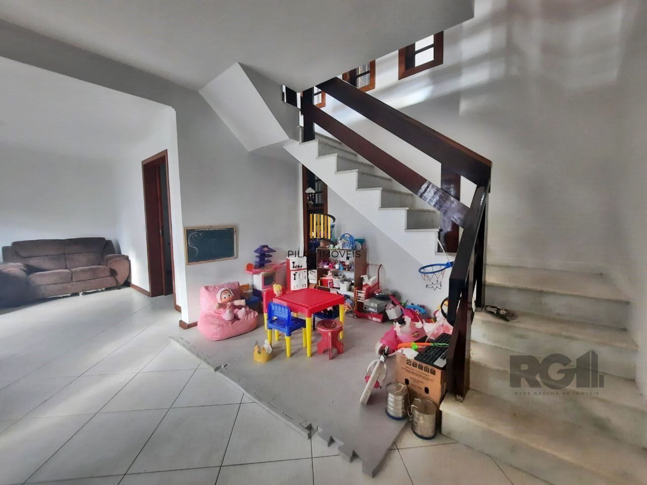 casa em condomínio com 3 dormitórios, sendo 1 suíte e vaga para dois carros no bairro Tristeza