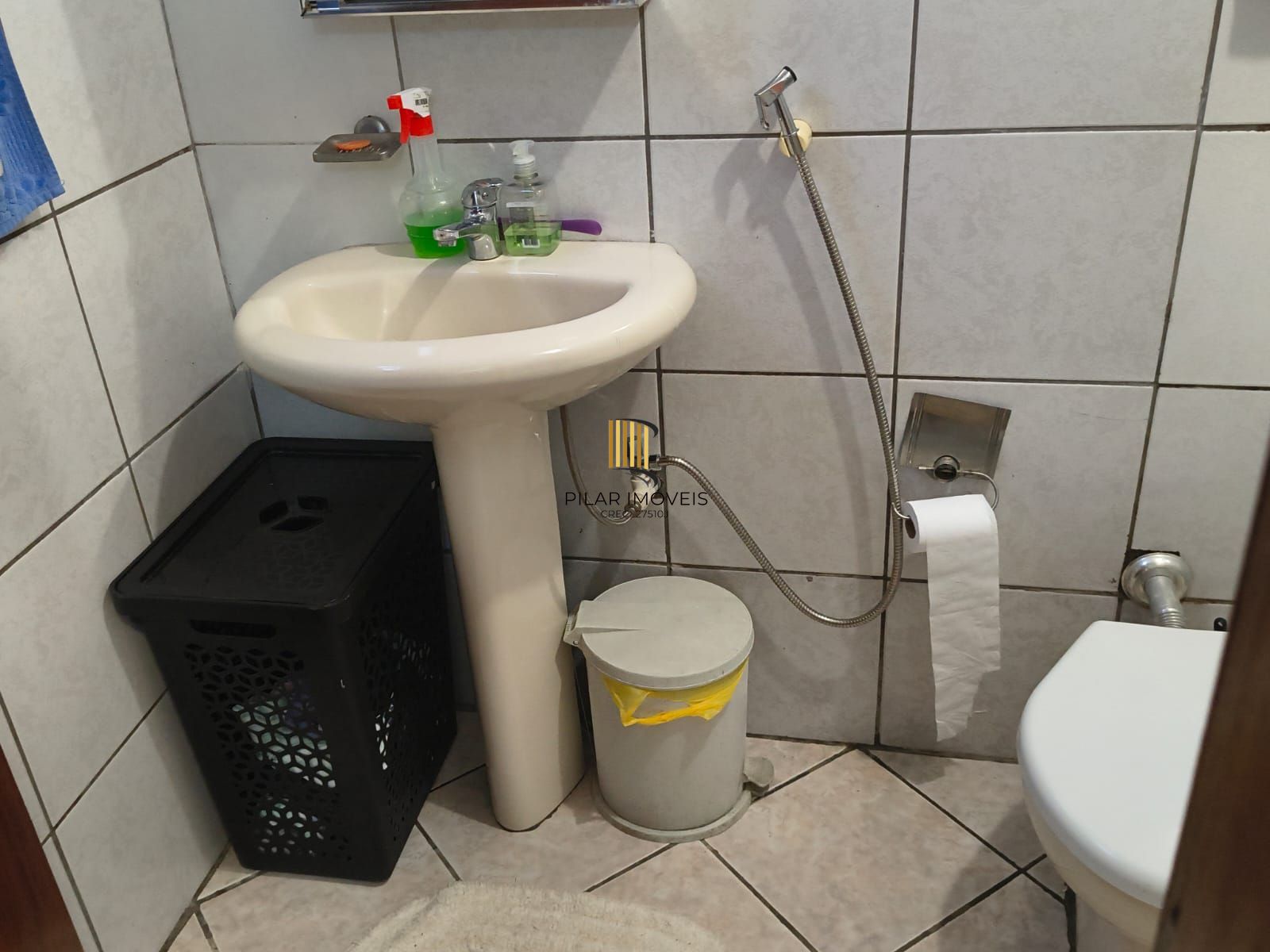 Casa com 2 vagas de garagem para carros pequenos