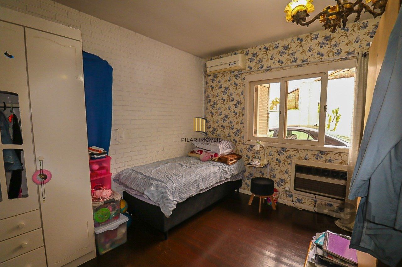 Casa com 2 quartos, vaga de garagem, churrasqueira, com 200m² privativos no centro de Esteio/RS