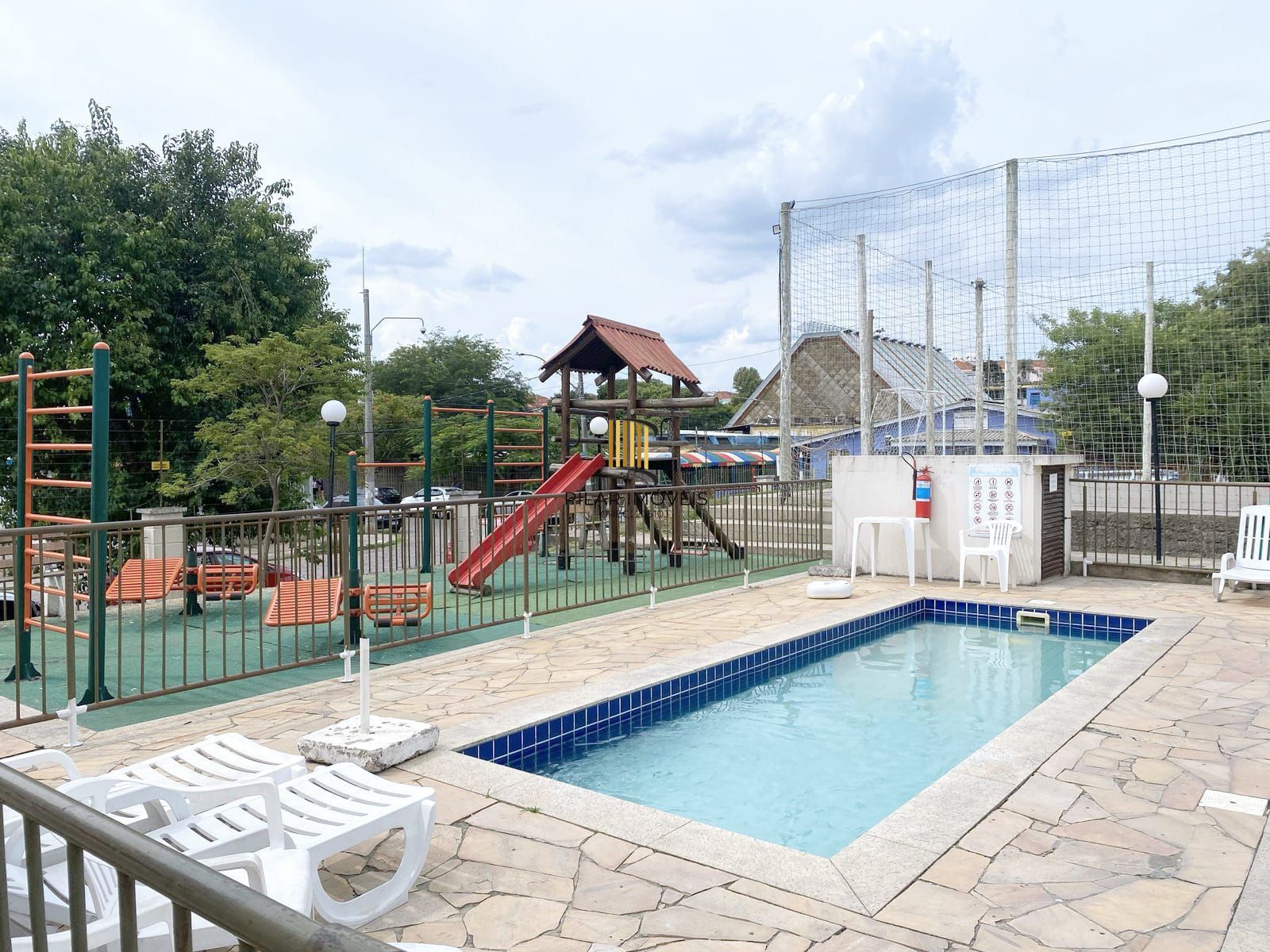 Apartamento com 02 quartos e 01 vaga escriturada no Bairro Jardim Leopoldina