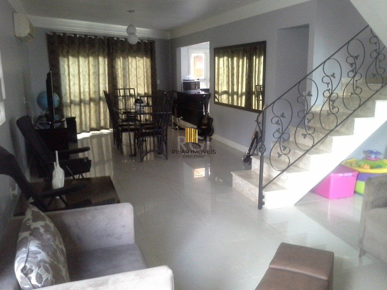 Casa para Venda - 272m², 3 dormitórios, sendo 1 suítes, 2 vagas - Hípica