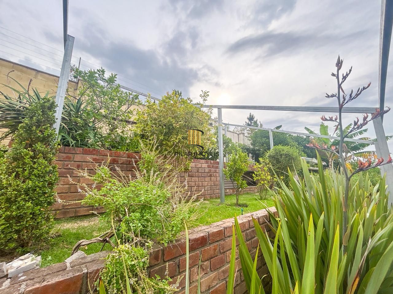 Casa em Condomínio com 03 quartos, 01 suíte e 02 vagas cobertas - Teresópolis