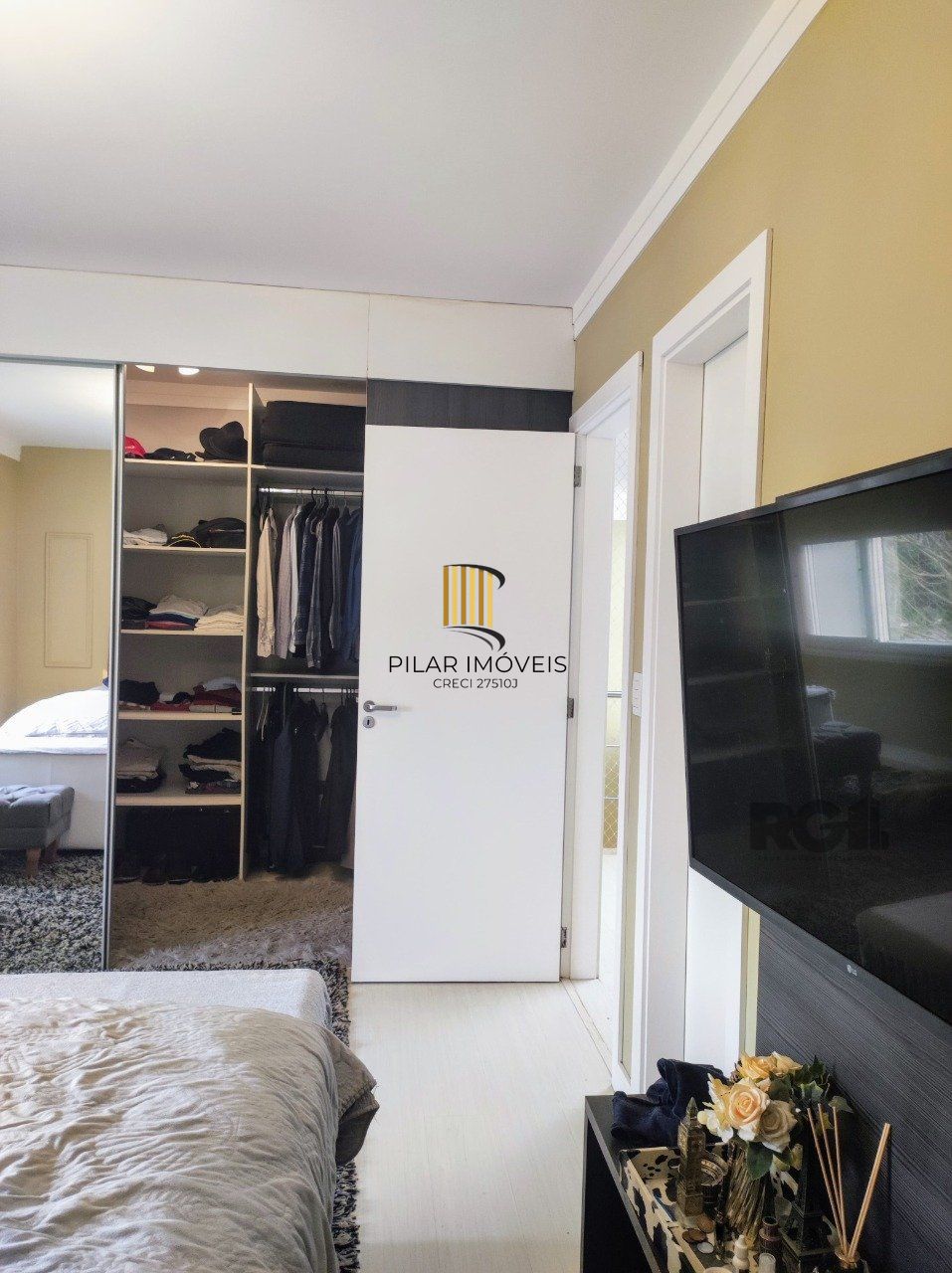 casa em condomínio com 3 suítes, sala, cozinha, lareira, churrasqueira, piscina aquecida